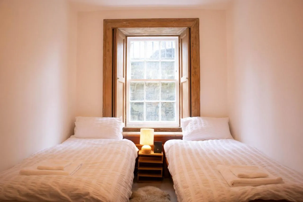 Apartment Elegant & Sunny 2Bd Basement Stay, Edinburgh!