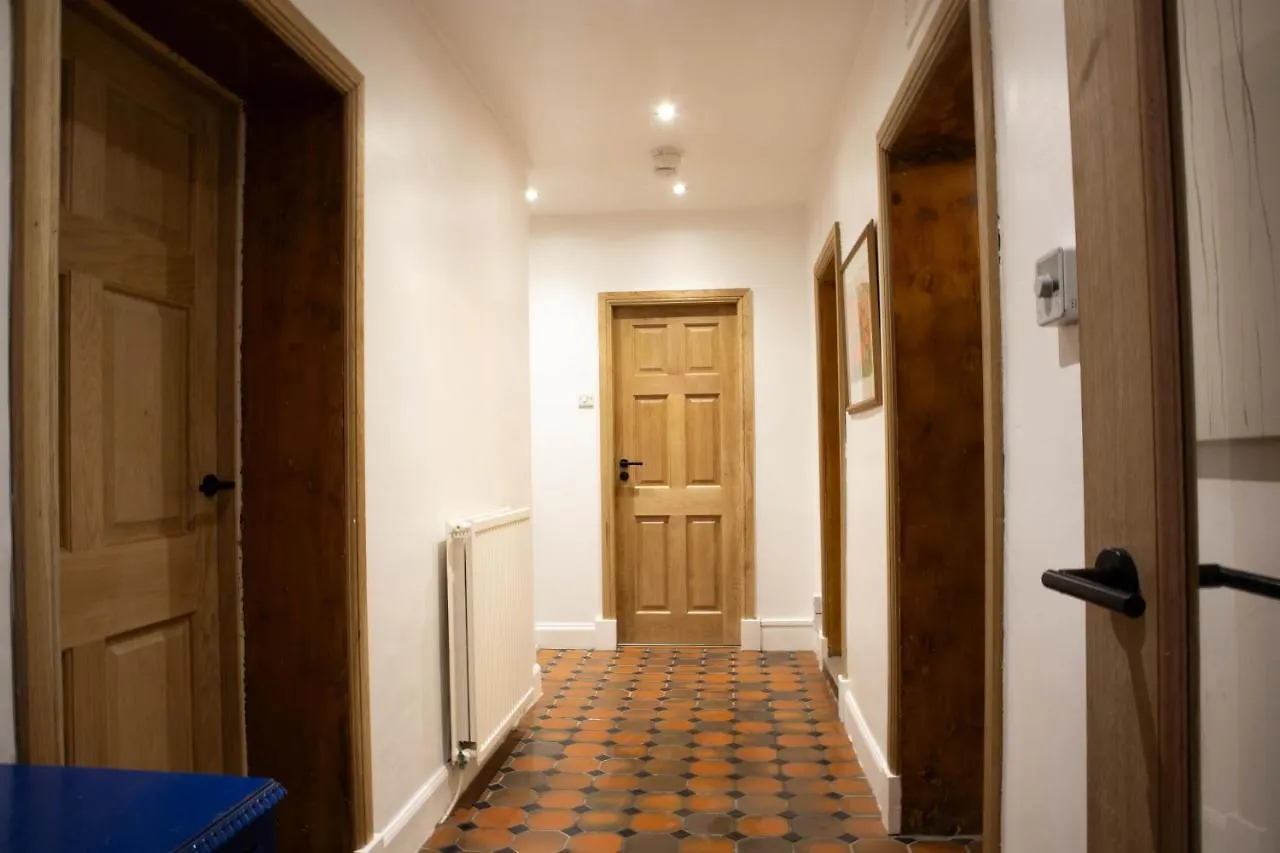 Elegant & Sunny 2Bd Basement Stay, Edinburgh! United Kingdom