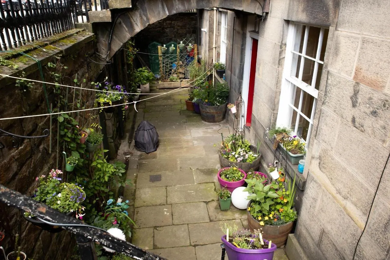 Elegant & Sunny 2Bd Basement Stay, Edinburgh! 0*, Edinburgh United Kingdom