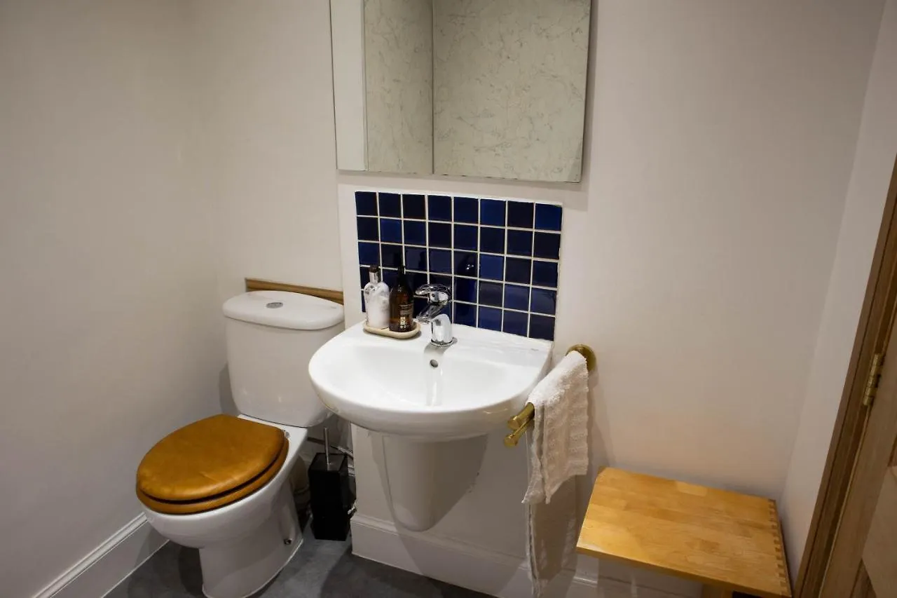 Apartment Elegant & Sunny 2Bd Basement Stay, Edinburgh! United Kingdom