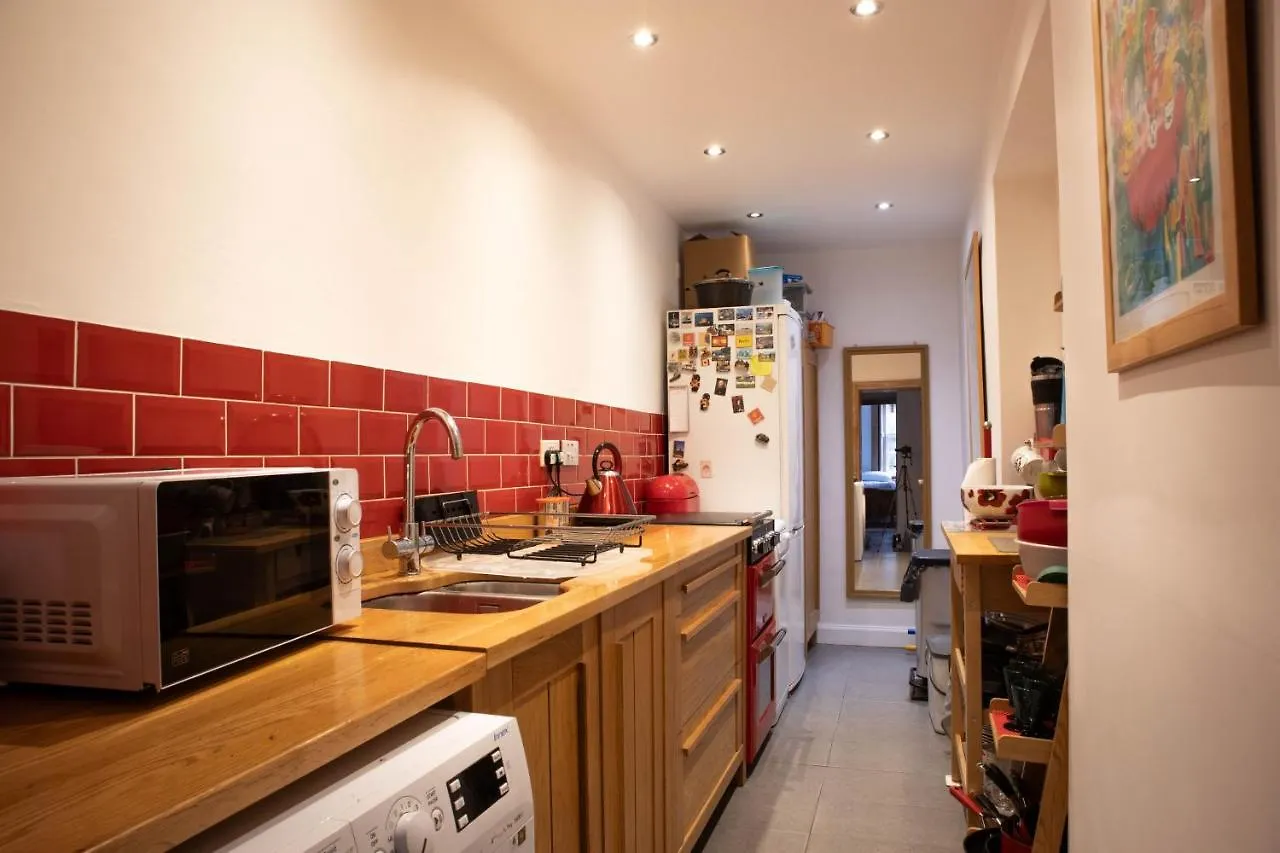 Apartment Elegant & Sunny 2Bd Basement Stay, Edinburgh!