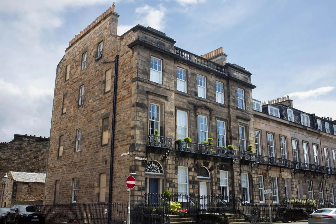Elegant & Sunny 2Bd Basement Stay, Edinburgh! 0*, Edinburgh