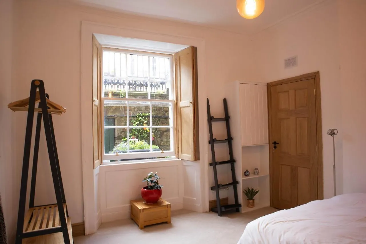 Elegant & Sunny 2Bd Basement Stay, Edinburgh! United Kingdom