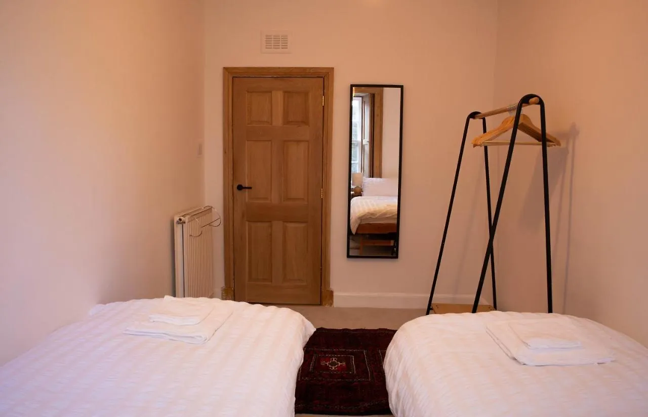 Elegant & Sunny 2Bd Basement Stay, Edinburgh! 0*, Edinburgh United Kingdom