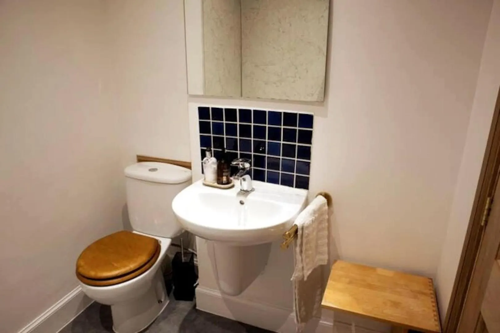 Elegant & Sunny 2Bd Basement Stay, Edinburgh! 영국