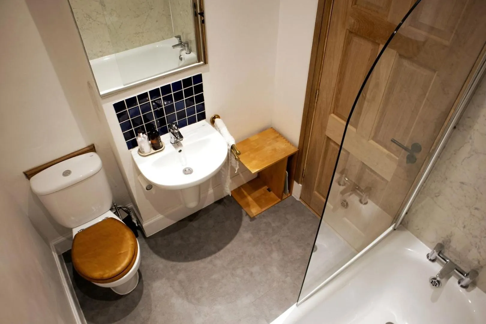 Elegant & Sunny 2Bd Basement Stay, Edinburgh! 에든버러