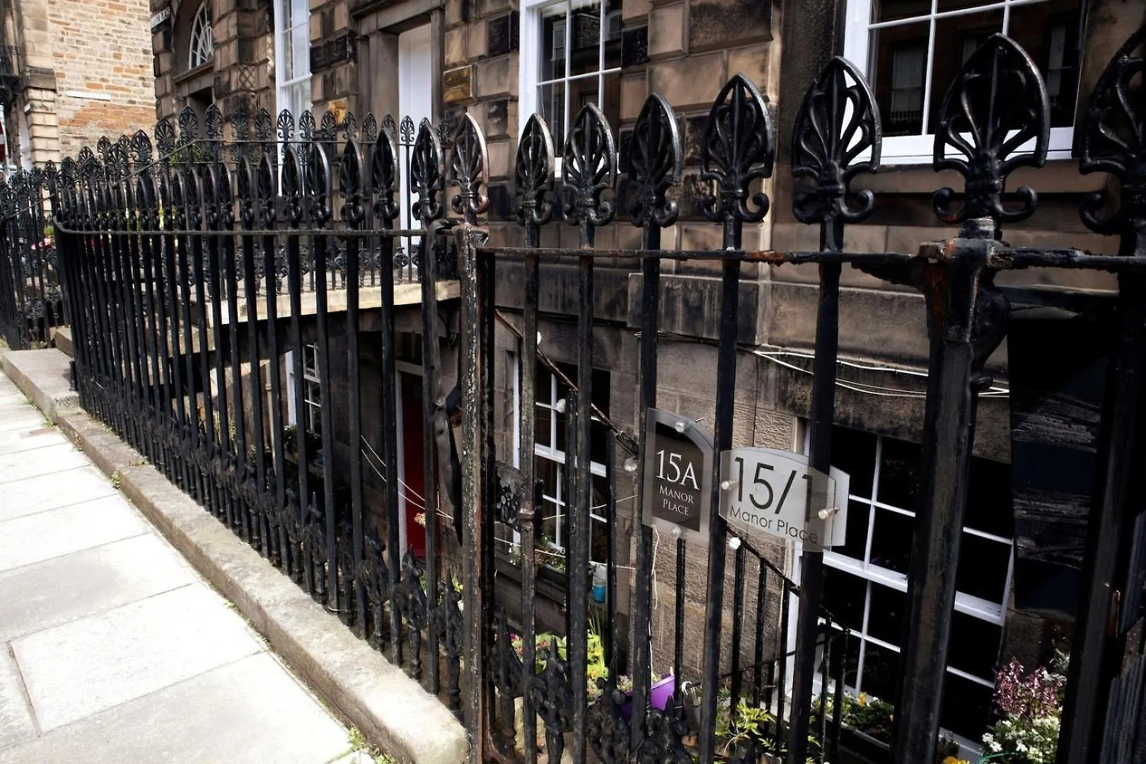 Elegant & Sunny 2Bd Basement Stay, Edinburgh! شقة