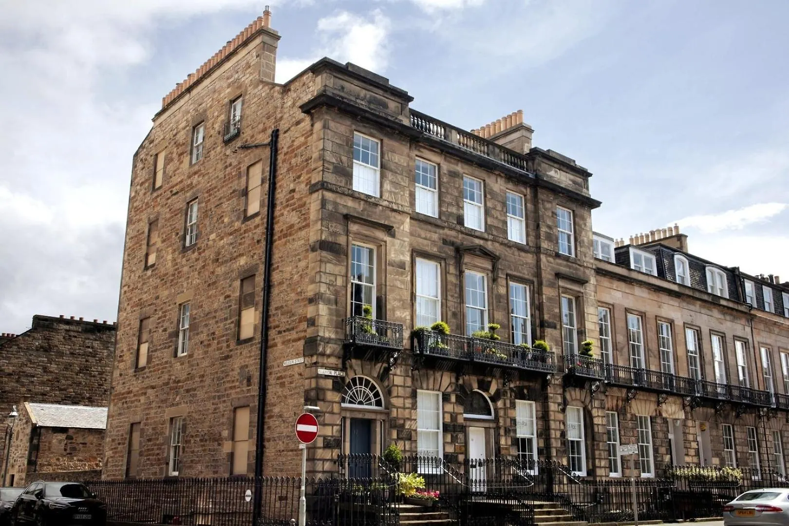 Elegant & Sunny 2Bd Basement Stay, Edinburgh!