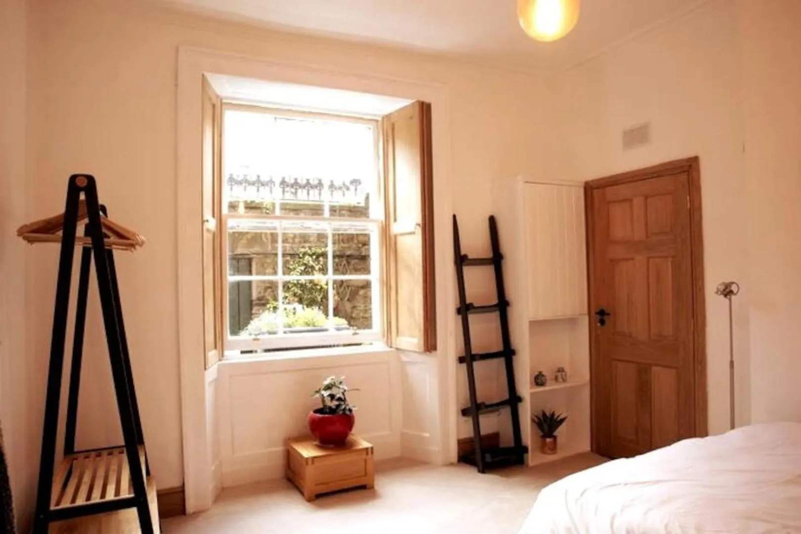 Elegant & Sunny 2Bd Basement Stay, Edinburgh! 0*, 에든버러 영국