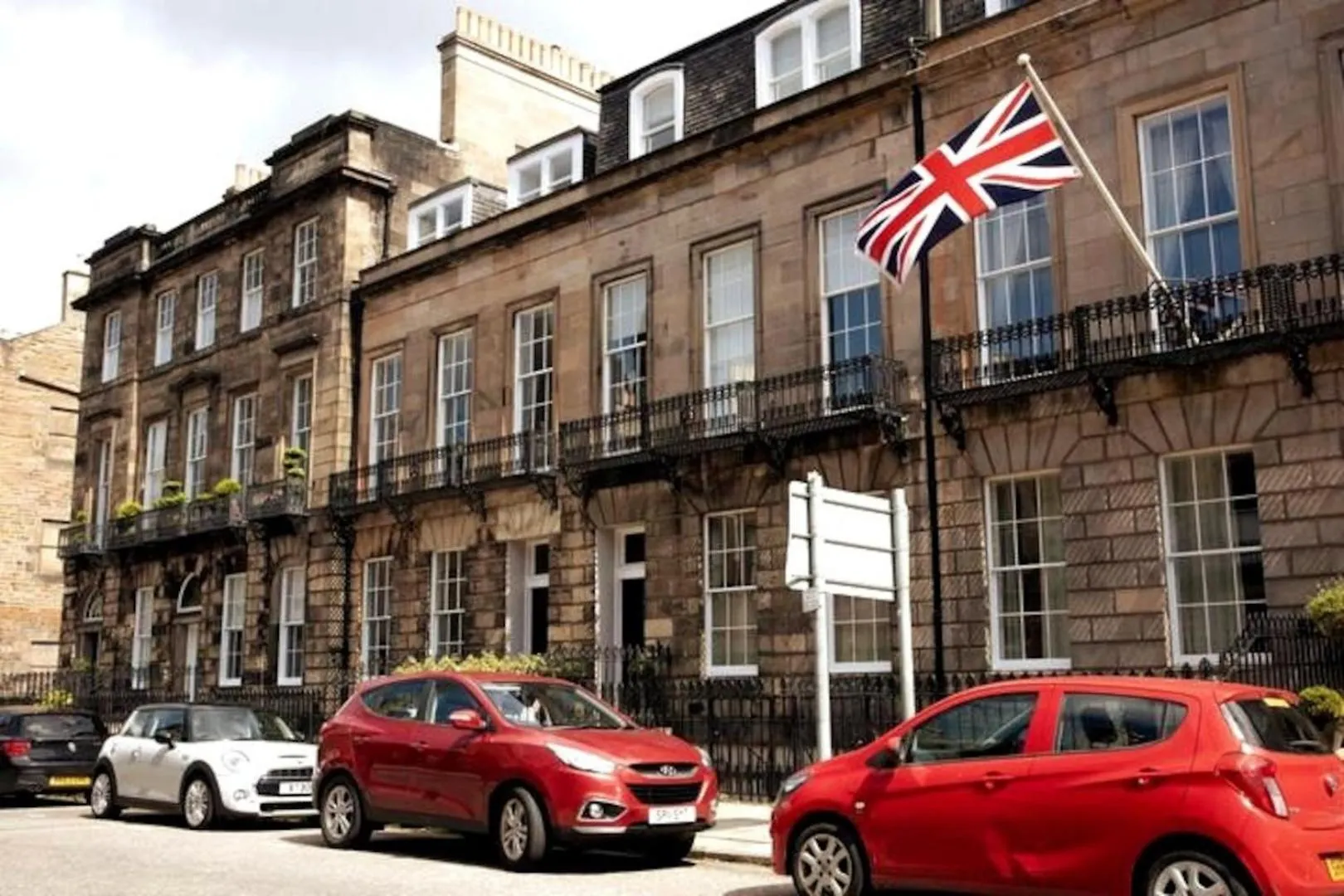 Elegant & Sunny 2Bd Basement Stay, Edinburgh! 에든버러