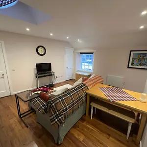 One Bee Apartment